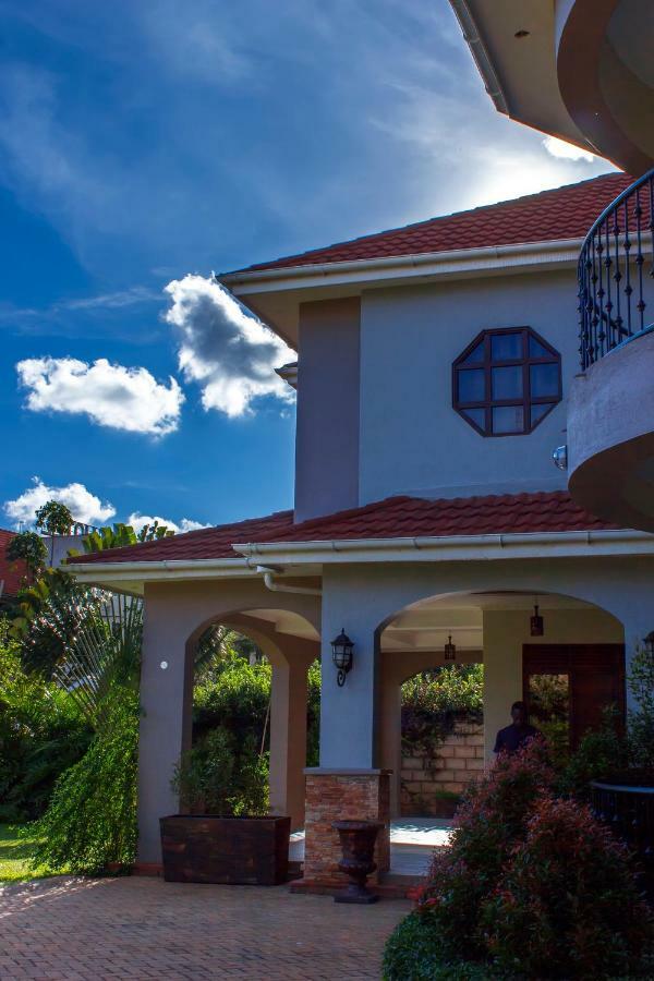 Akasu Bed And Breakfast Kampala Esterno foto